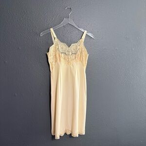 Wonder Maid Vintage Lace Trim Slip Size 32